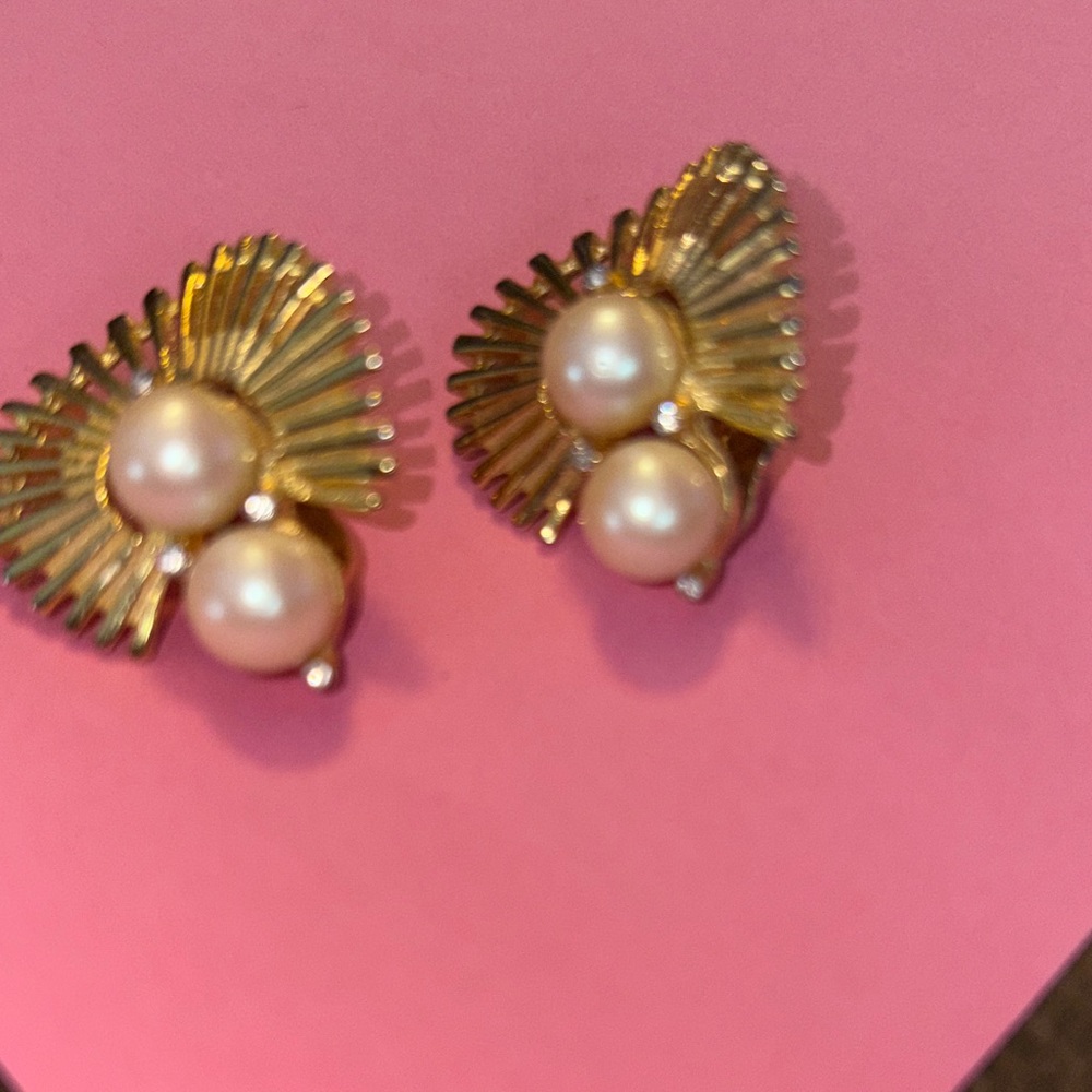 Vintage Pair of Gold Tone and Pearl Clip On Earrings